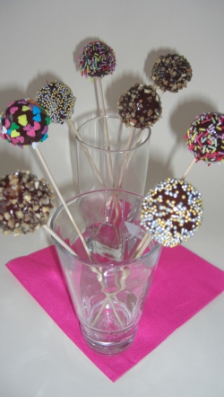 Cake Pops, bizcobolas, bizcochups,... en Experimentando en la cocina