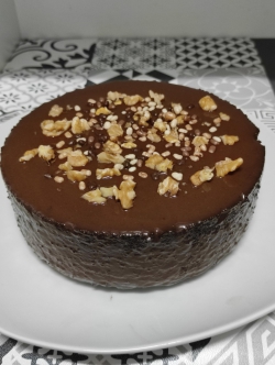 Bizcocho sin harinas con cobertura de chocolate en Experimentando en la cocina